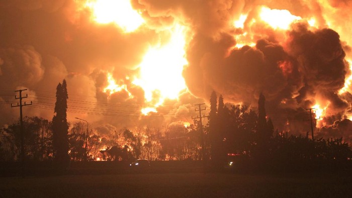 Kebakaran kilang minyak Pertamina Balongan, Indramayu (Foto: Antara).