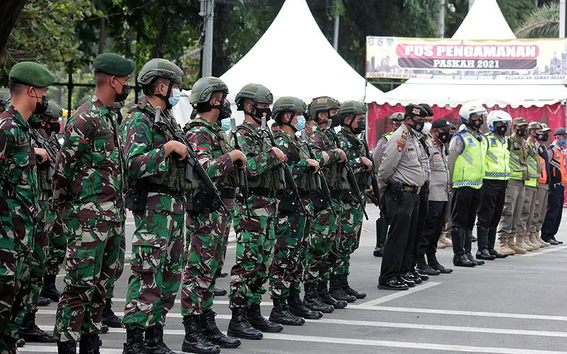 Menyambut hari Raya Paskah, personel gabungan yang terdiri dari Kepolisian Republik Indonesia, Tentara Nasional Indonesia, dan Satuan Polisi Pamong Praja melakukan pengamanan di Gereja Katedral pada Jumat (2/4). Total 150 personel gabungan berjaga hingga hari Minggu (4/4). Robinsar Nainggolan