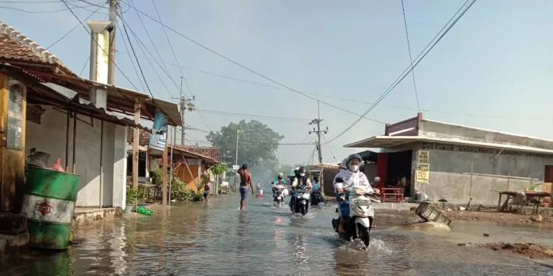 Banjir terjadi Jumat malam (2/40, Pagi ini banjir mulai surut (RMOL)