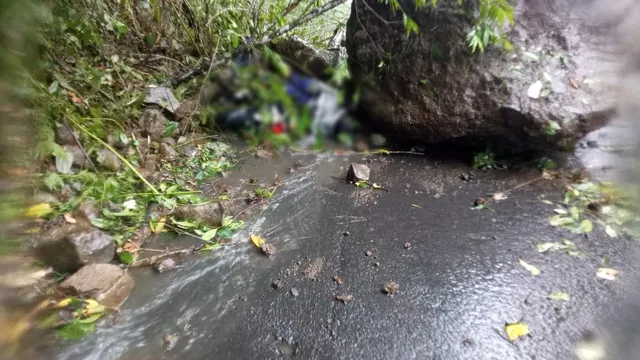Ilustrasi longsor. Pengendara motor tertimpa batu longsor di Piket 0 Lumajang dampak Gempa Malang.  (Foto: BPBD Lumajang)