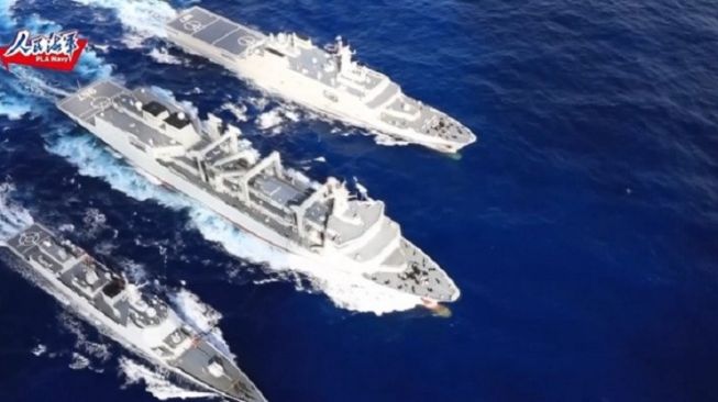 Kapal perusak rudal tipe 052D milik Angkatan Laut China bersama kapal lainnya masuki Batas Katulistiwa (Antara)