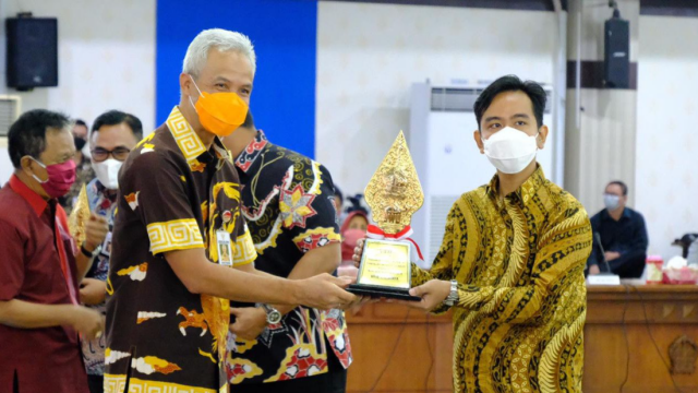 Gubernur Jawa Tengah Ganjar Pranowo puji ketegasan Wali Kota Solo Gibran Rakabuming Raka yang pecat lurah pungli (gelora)