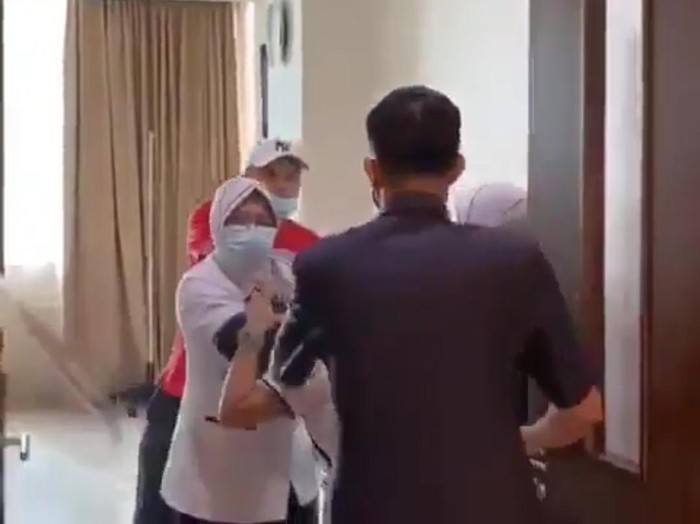 Video Detik-detik perawat wanita RS Siloam dianiaya keluarga Pasien (Detik)