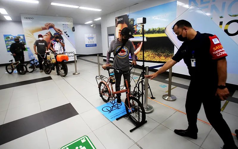Kebijakan MRT Jakarta mengizinkan sepeda non-lipat masuk gerbong kereta MRT, sepeda non-lipat yang diperbolehkan masuk MRT adalah sepeda reguler atau yang biasa digunakan oleh warga. Sementara sepeda tandem masih tidak diperbolehkan masuk.