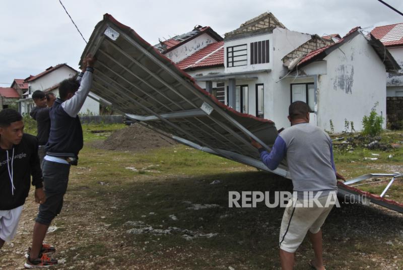 Atap rumah rubuh akibat angin kencang di Indaragiri Ilir, Riau (Republika)