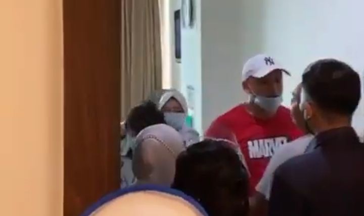 Jason Tjakrawinata (baju merah) ungkap alasan aniaya perawat RS Siloam (pikiran rakyat)