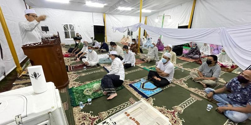 Jemaah Masjid At-Tabayyun, Taman Villa Meruya, Jakarta Barat terpaksa ibadah Tarawih menggunakan tenda karena masjid tengah dibangun (RMOL)
