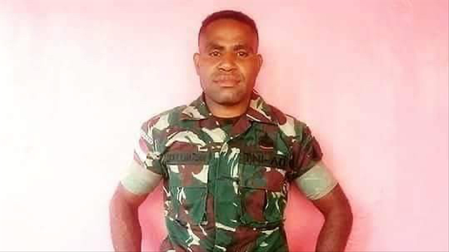  Pratu Lucky Y. Matuan, personel  TNI kesatuan Raider 400  Kodam  IV/Diponogoro yang bergabung ke KKB Papua di Intan Jaya. (Dok istimewa) 