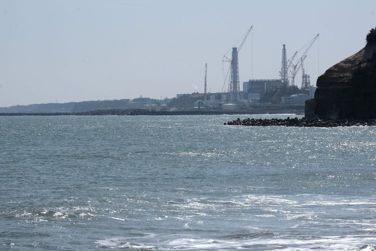 Foto tertanggal 10 Maret 2021 di pantai kota Futaba, prefektur Fukushima, memperlihatkan PLTN Fukushima Daiichi yang dioperasikan Tokyo Electric Power Company Holdings (TEPCO). (Foto: AFP).