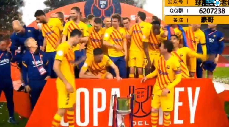 Barceona merayakan gelar Copa Del Rey 2020/2021