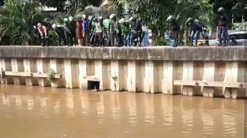 Seorang debt collector ceburkan diri ke sungai Ciliwung karena panik dikepung warga (suara)