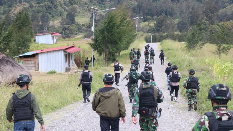 TNI-Polri berpatroli di Puncak Papua usai KKB ancam bunuh 19 orang di Ilaga, Papua (Humas TNI)