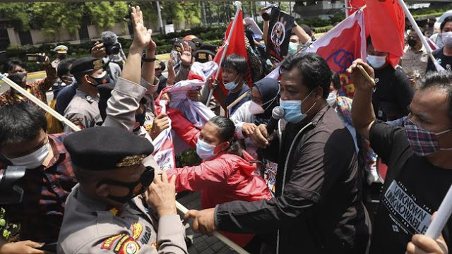Unjuk rasa warga Myanmar saat berlangsung KTT ASEAN (Gelora)