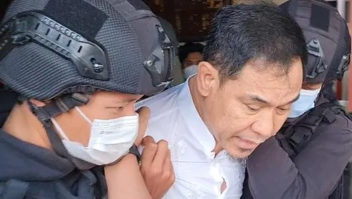 Detik-detik Densus 88 tangkap Munarman, diseret dan dilarang pakai sandal (detikcom)