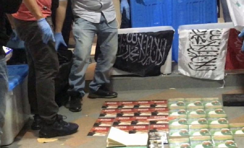 Tim Detasemen Khusus (Densus) 88 Antiteror mengamankan sejumlah barang bukti berupa buku, dokumen, dan bendera dalam kegiatan penggeledahan di bekas Sekretariat Front Pembela Islam (FPI) di Jalan Petamburan III, Petamburan, Jakarta Pusat pada Selasa (27/4/2021) malam.(KOMPAS.com/WAHYU ADITYO PRODJO)