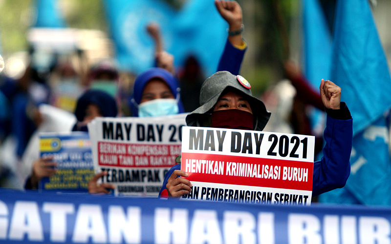 Buruh menggelar aksi memperingati hari buruh atau May Day di Jakarta, Sabtu (1/5). Dalam aksinya mereka meminta pemerintah untuk mencabut Omnibus Law dan memberlakukan upah minimum sektoral (UMSK) 2021. (Robinsar Nainggolan/Law-Justice)