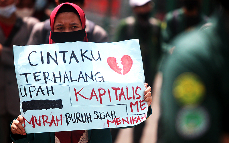 Buruh menggelar aksi memperingati hari buruh atau May Day di Jakarta, Sabtu (1/5). Dalam aksinya mereka meminta pemerintah untuk mencabut Omnibus Law dan memberlakukan upah minimum sektoral (UMSK) 2021. Robinsar Nainggolan