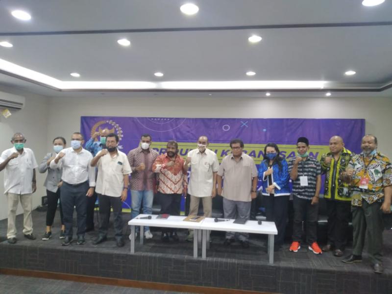 Para tokoh Papua menyampaikan seruan moral kepada pemerintah terkait operasi militer di Papua, di Gedung DPR/MPR, Senayan, Jakarta Pusat, Selasa (4/5/2021). (Foto: Law-Justice/Alfin).
