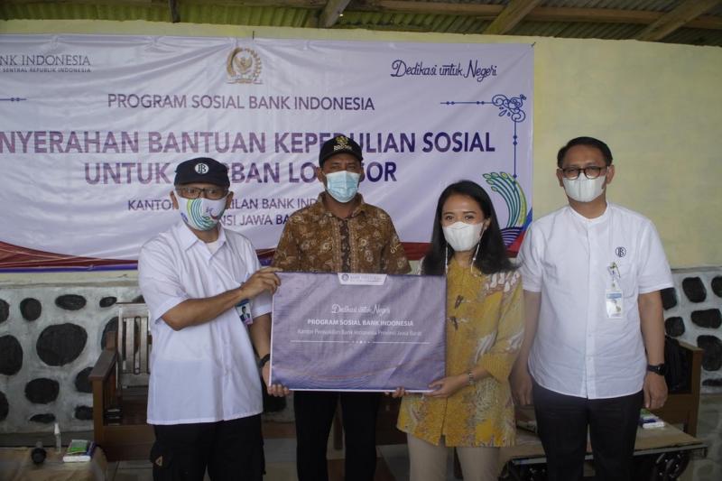 Anggota Komisi XI DPR RI Puteri Komarudin dalam program sosial Bank Indonesia di Jabar (Foto : Istimewa) 