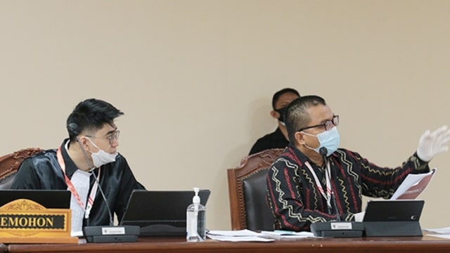 Denny Indrayana hadir dalam sidang pembuktian permohonan perkara PHP Gubernur Kalimantan Selatan Tahun 2020 Nomor 124/PHP.GUB-XIX/2021 yang digelar secara daring di Mahkamah Konstitusi, Senin (22/2). (Humas MKRI)