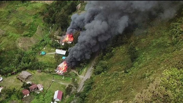 Ilustrasi KKB bakar rumah warga di Papua (Saiman/detikcom)