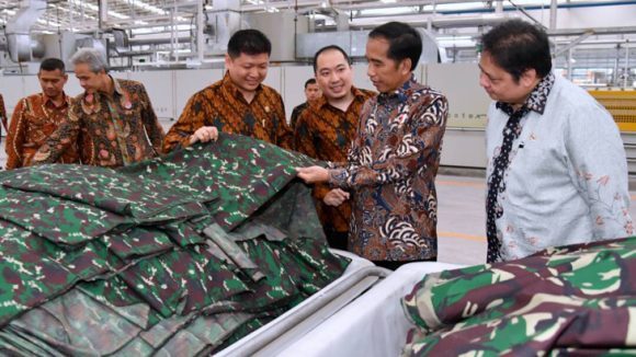 Presiden Jokowi dan Menko Perekonomian Airlangga Hartarto saat meninjau salah satu pabrik Sritex (CNBC)