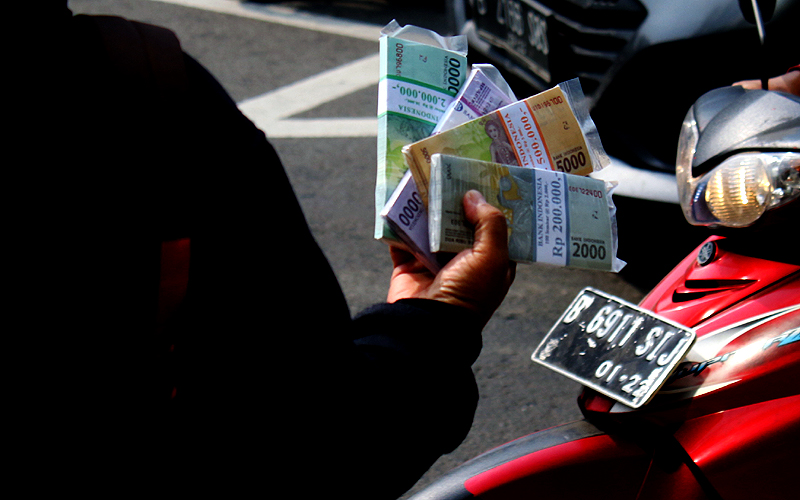 Penjual jasa penukaran uang baru musiman menawarkan uang baru di Jalan Asemka, Jakarta mulai bermunculan. Menurut penjual jasa penukaran uang baru, hingga minggu ketiga Ramadhan penukaran uang pecahan untuk kebutuhan Idul Fitri mulai mengalami penurunan 70 % dibandingkan tahun lalu. Robinsar Nainggolan
