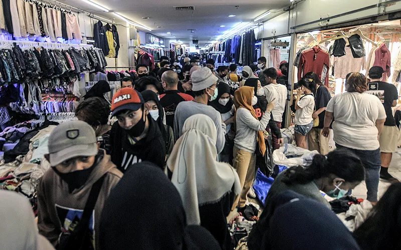 Pengunjung ramai berdesakan memenuhi blok pakaian Impor bekas Pasar Senen, Jakarta. Jelang Hari Raya Idul Fitri, bursa pakaian impor bekas masih diminati warga Ibu Kota untuk dikenakan saat Lebaran ataupun aktivitas sehari-hari. Menurut pedagang, jumlah pengunjung di blok pakaian impor bekas mulai dipadati pengunjung sejak beberapa hari yang lalu. Robinsar Nainggolan