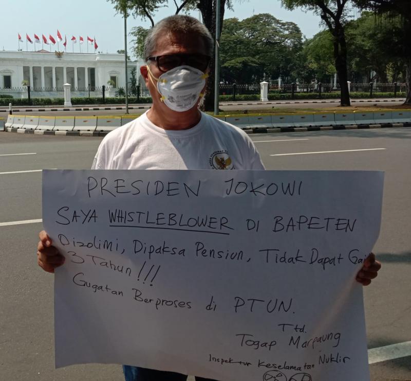 Togap Marpaung saat demo tunggal depan Istana Negara (ist)