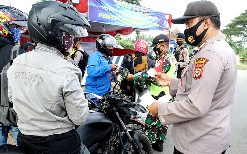 Para pemudik yang mengendarai sepeda motor, berhasil menjebolnya penyekatan arus mudik yang dilakukan petugas gabungan dari Polri, TNI, Satpol PP, dan Dishub di Jalur Pantura, Senin (10/5/2021) dini hari.