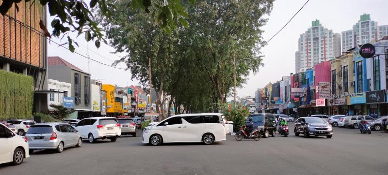 Deretan ruko mewah berjejer di jalan Pegangsaan II, Kelapa Gading, Jakarta Utara yang diklaim milik PT Summarecon Agung (Foto: Rio Alfin Pulungan/Law-Justice.co)