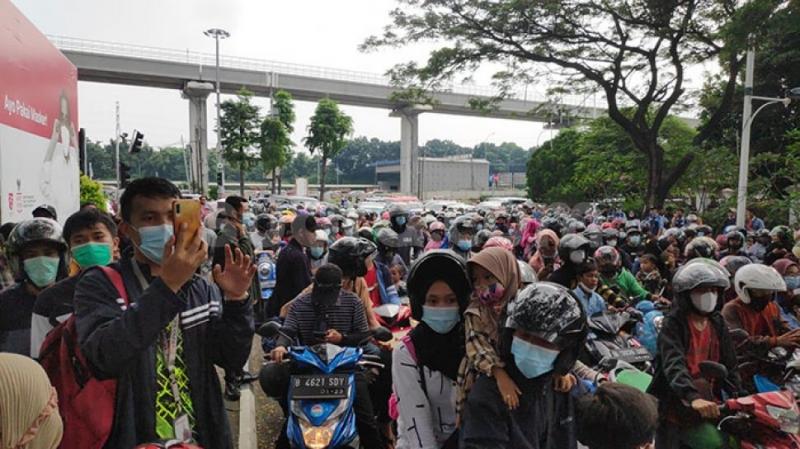 Antrean warga di pintu masuk TMII, Jakarta (Malaynews)
