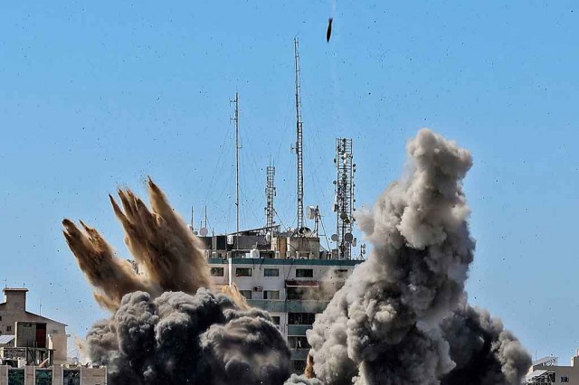 Detik-detik kantor berita Al jazeera di Bombardir pasukan Zionis Israel (Medcom)
