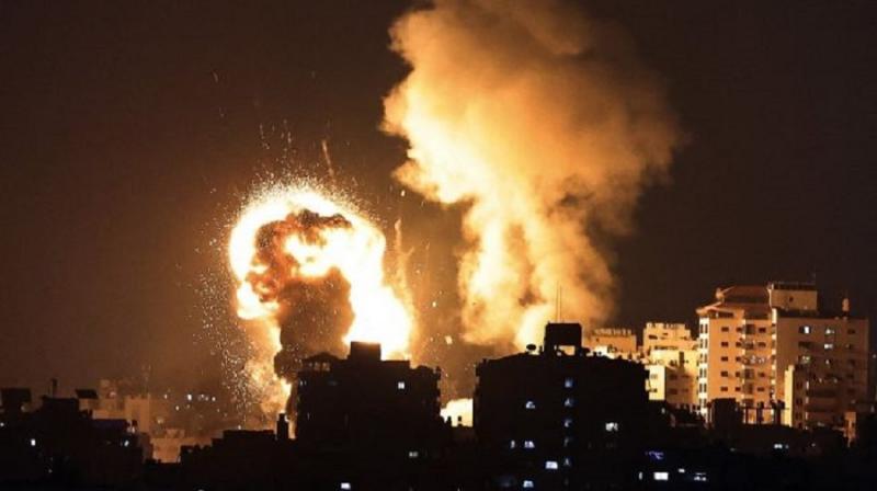 Penampakan ledakan akibat roket yang ditembakan oleh pasukan Israel ke Jalur Gaza pada Senin (10/5/2021) waktu setempat. Sedikitnya 20 orang tewas termasuk 9 anak-anak dan puluhan lainnya terluka akibat serangan tersebut. (Foto: AFP)
