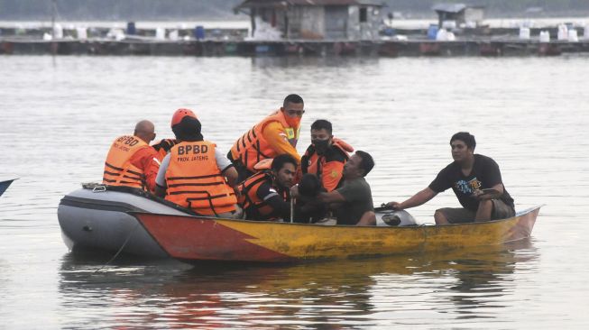 Relawan evakuasi tragedi perahu wisata di Kedung Ombo (Solopos)