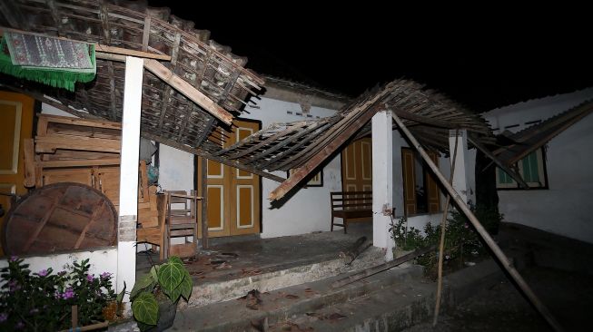 Dampak gempa Blitar (21/5) lalu, ratusan rumah warga rusak (Antara)