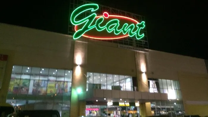 Tak Hanya Giant, Ini Enam Usaha Ritel yang Tutup Selama Pandemi Corona. (Detik).