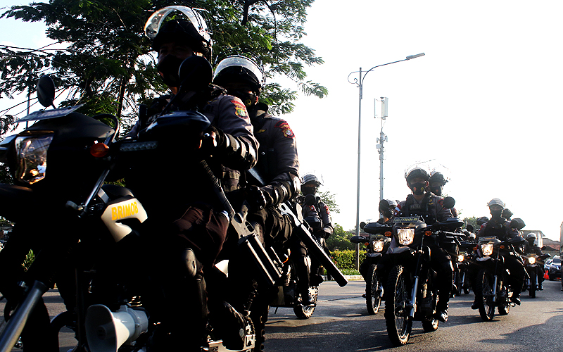 Majelis hakim Pengadilan Negeri Jakarta Timur menjatuhkan hukuman denda Rp 20 juta terhadap mantan pemimpin Front Pembela Islam (FPI) Rizieq Shihab. Sebanyak 2.300 personel keamanan dikerahkan menjelang pembacaan vonis terhadap terdakwa Rizieq Shihab di Pengadilan Negeri (PN) Jakarta Timur, Kamis (27/5). Robinsar Nainggolan