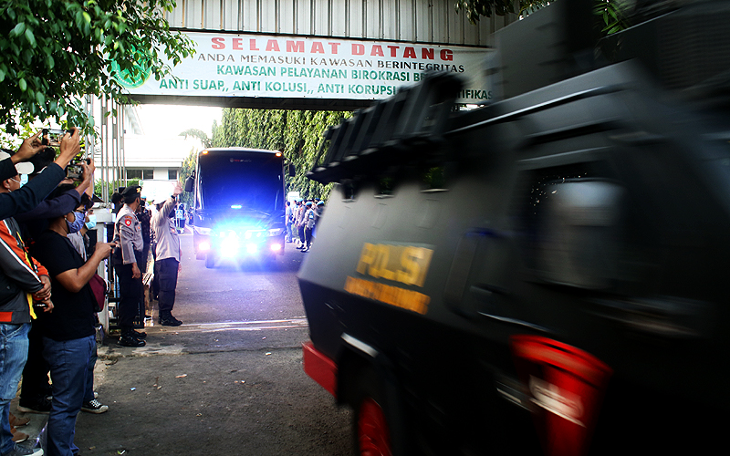 Majelis hakim Pengadilan Negeri Jakarta Timur menjatuhkan hukuman denda Rp 20 juta terhadap mantan pemimpin Front Pembela Islam (FPI) Rizieq Shihab. Sebanyak 2.300 personel keamanan dikerahkan menjelang pembacaan vonis terhadap terdakwa Rizieq Shihab di Pengadilan Negeri (PN) Jakarta Timur, Kamis (27/5). Robinsar Nainggolan