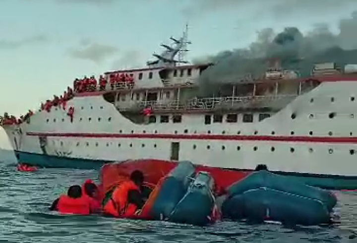 Kapal Motor Karya Indah terbakar di Lautan Maluku Utara, 181 penumpang selamat dievakuasi (Halmaherapost)