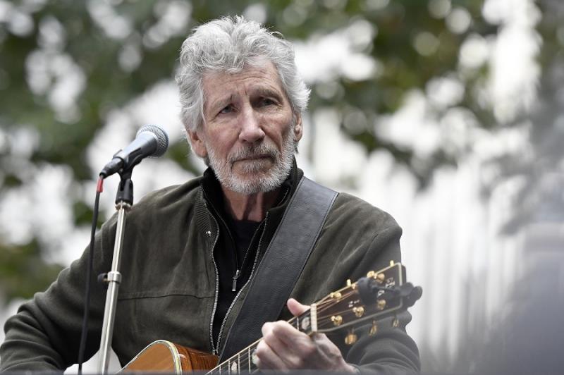 Roger Waters, sepanjang tahun 2000-an, sampai saat ini memang gencar menyuarakan aksi-aksi perlawanan moral terhadap agresi dan penjajaran Israel di Palestina ataupun blokade di Jalur Gaza. (matamata musik).