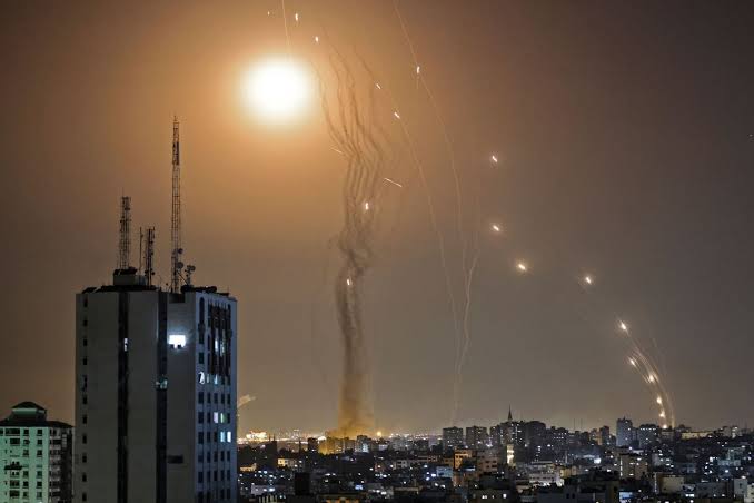 Potret saat rudal-rudal Hamas ditangkis oleh Iron Dome milik Israel. (Foto: Vox).