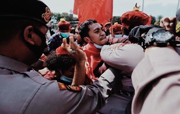 Potret buruh yang mendapat tekanan dari aparat saat melakukan aksi buruh. (Foto: Istimewa).