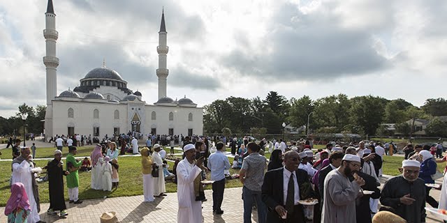 Ribuan Muslim berkumpul di masjid Diyanet Center of America di Lanham, Maryland, untuk merayakan Idul Fitri selama bulan suci Ramadhan tahun 2015. (Foto: Anadolu Agency).