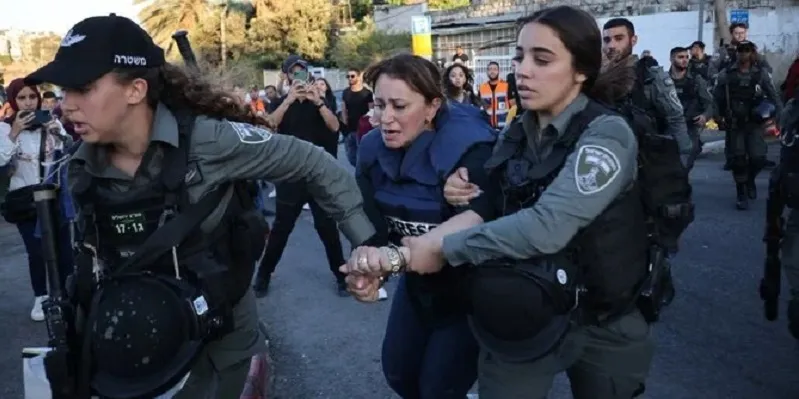 Koresponden Al Jazeera, Givara Budeiri ketika ditangkap polisi Israel selama meliput aksi demo di Sheikh Jarrah, Yerusalem. (Rmol).