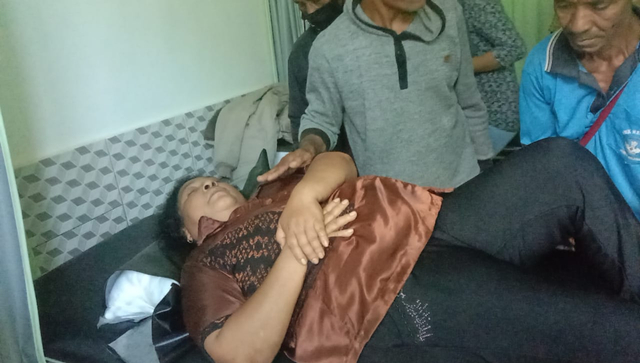 Kepsek SDI Ndora korban penikaman orang tua murid saat dirawat di Puskesmas Nangaroro (Net)