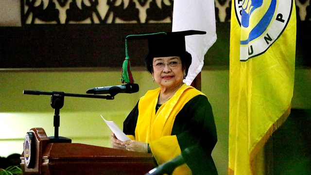 Megawati saat menerima gelar Doktor Honoris kausa dari UNP (Net)