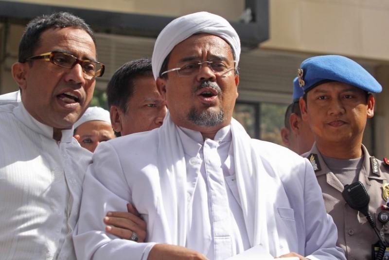 Pengacara Habib Rizieq ditangkap polisi di depan gedung PN Jakarta Timur (republika)