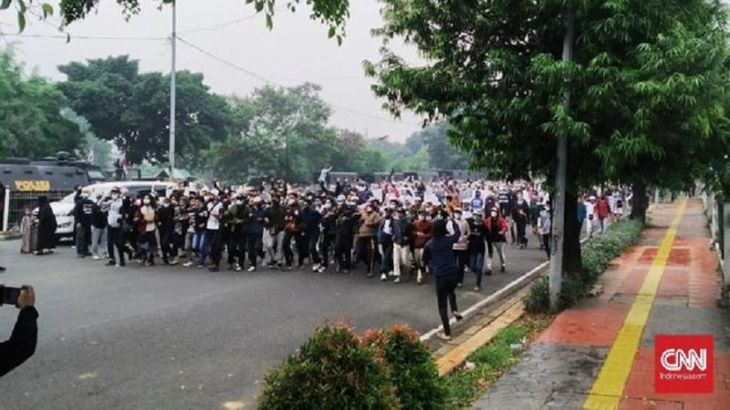 Polisi dan massa pendukung Rizieq Shihab terlibat bentrok di Jalan I Gusti Ngurah Rai, Jakarta Timur, tak jauh dari arena sidang vonis Rizieq. Foto: CNN Indonesia/ Yogi Anugrah