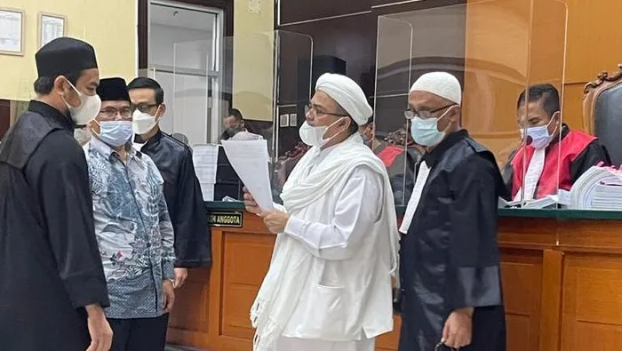 Habib Rizieq sampaikan pesan khusus kepada majelis Hakim PN Jaktim usai divonis 4 tahun penjara (detikcom)
